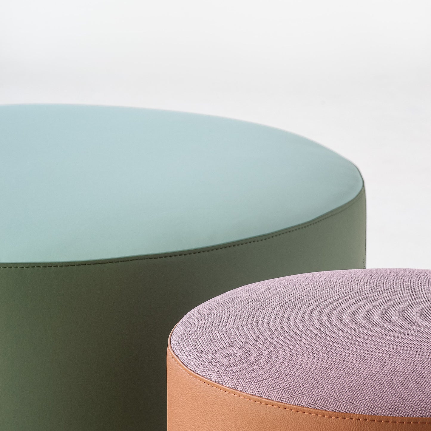 Dettaglio dei pouf KROFF Kastel in tessuto colore Verde e Rosa