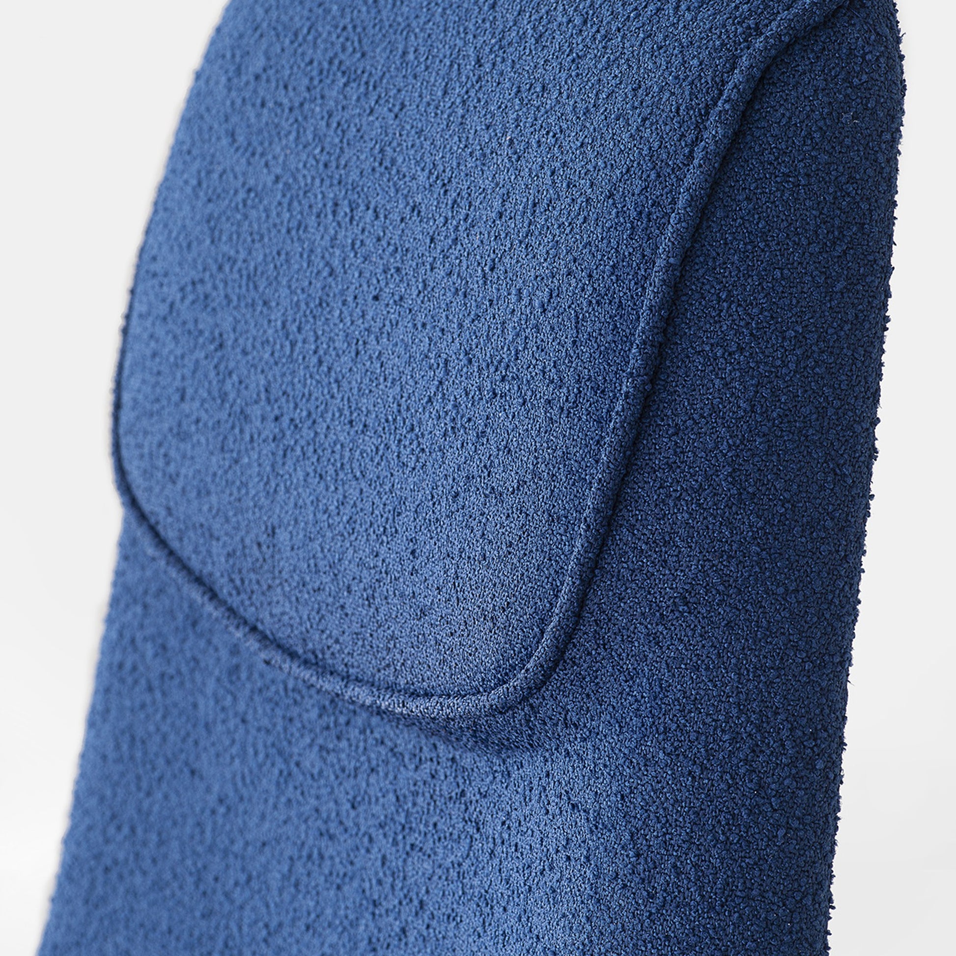 Dettaglio dello schienale della sedia direzionale KAOMA Kastel in tessuto colore Blu