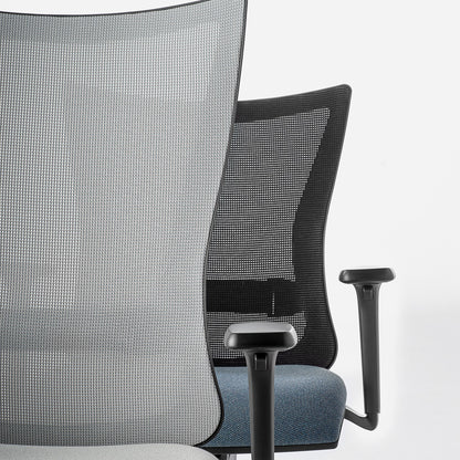 Dettaglio dello schienale in rete e del bracciolo regolabile della sedia operativa KUPER EASY MESH Kastel