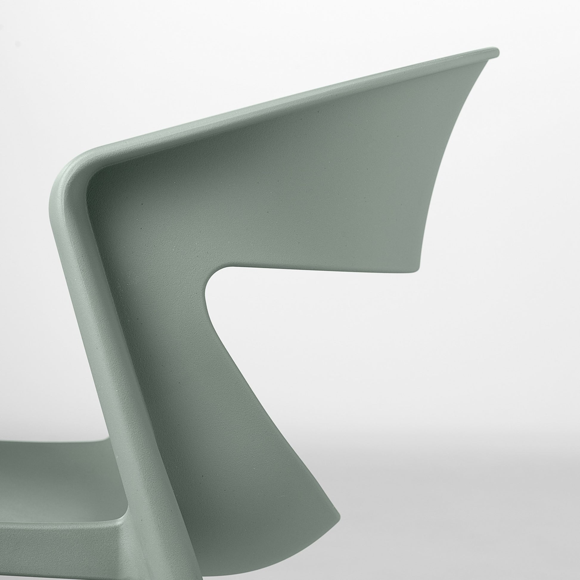 Dettaglio dello schienale traforato della sedia KICCA ONE 2nd Life Kastel
