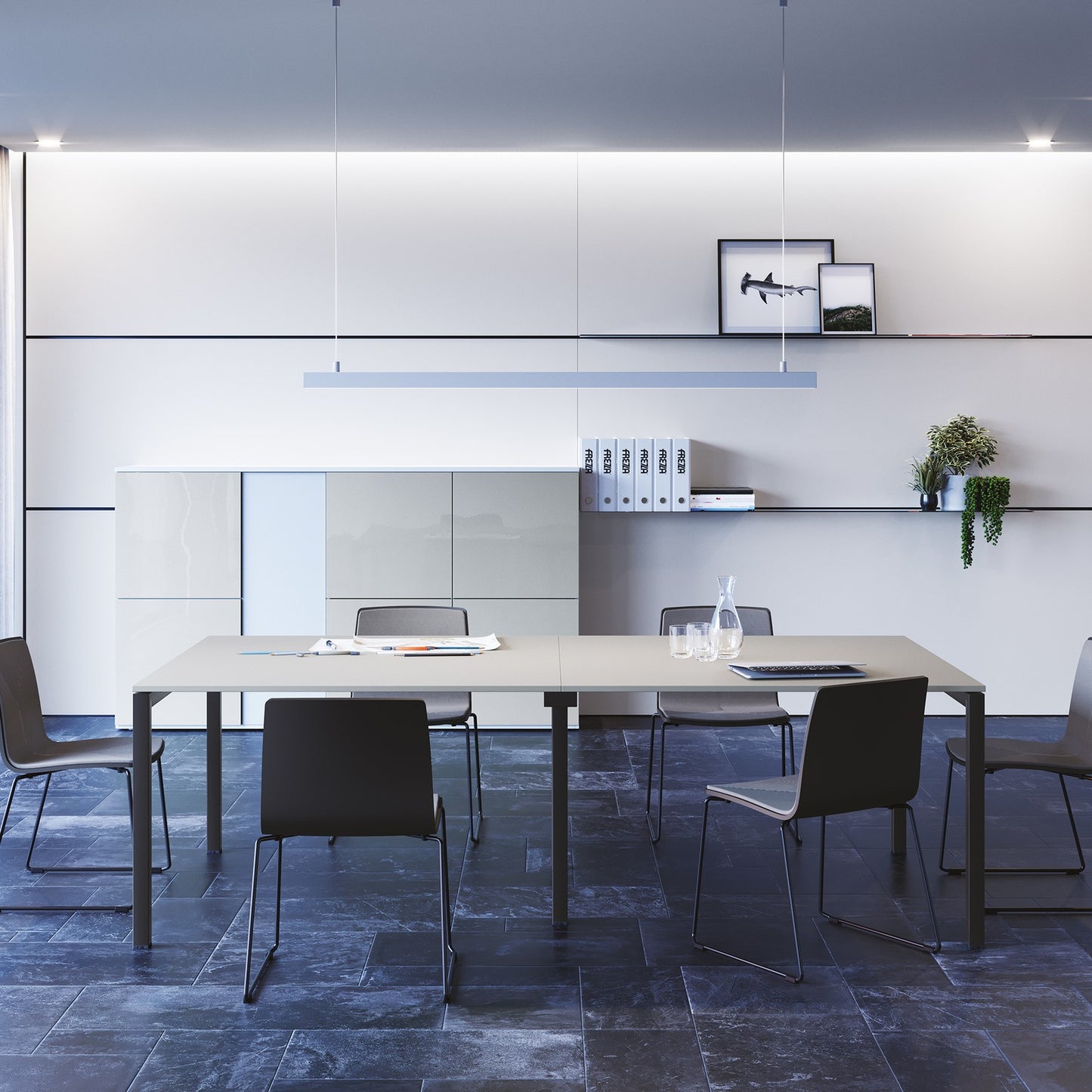 Scrivanie POP EASY Frezza affiancate in un ufficio con pareti vetrate