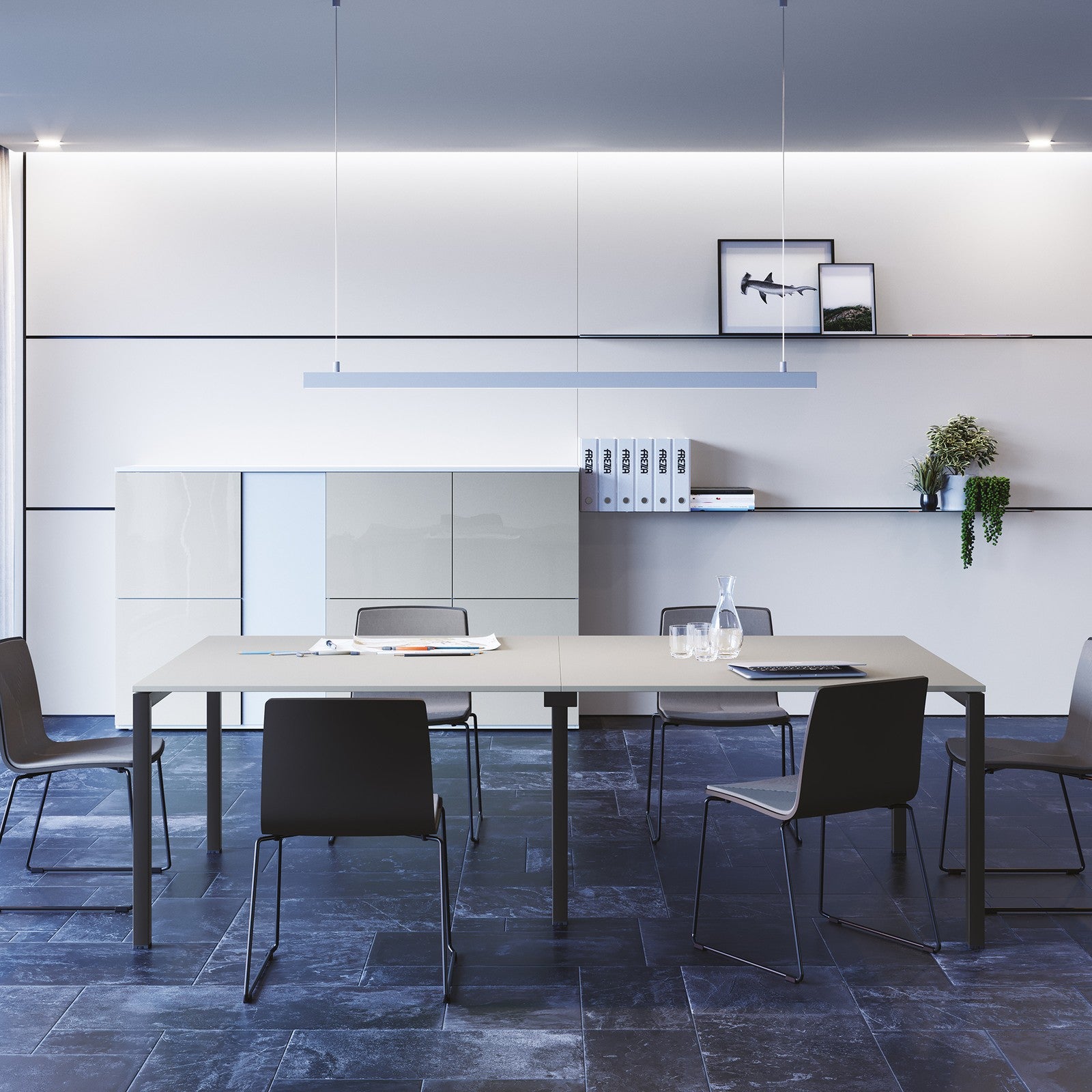 Scrivanie POP EASY Frezza affiancate in un ufficio con pareti vetrate
