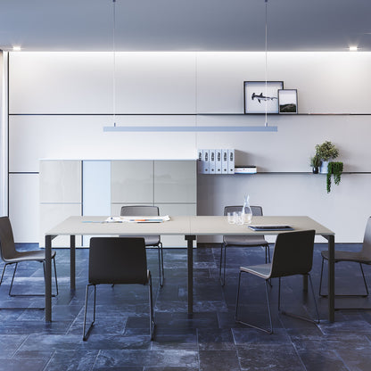 Scrivanie POP EASY Frezza affiancate in un ufficio con pareti vetrate