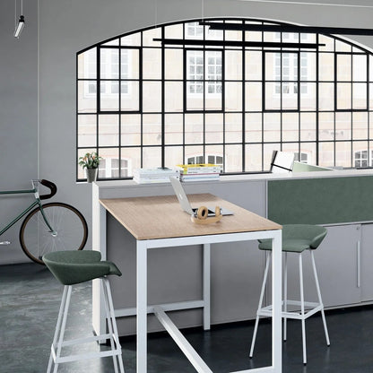 Tavolo alto POP EASY Frezza con piano rovere e sgabelli verdi in un loft