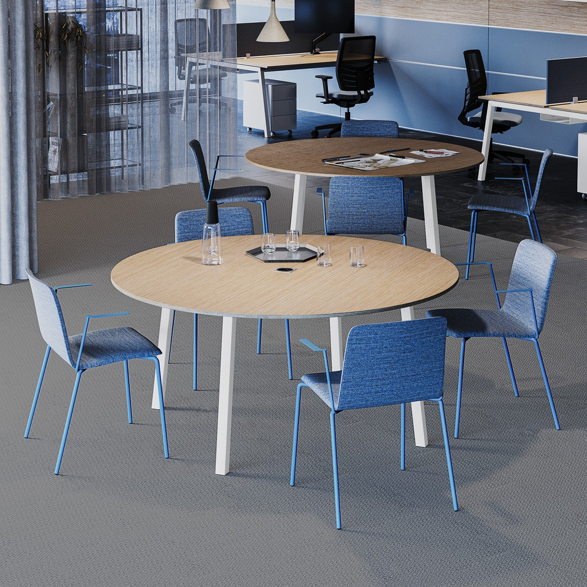 Tavoli riunione tondi POP ACE Frezza con piano rovere e gambe bianche in un open space