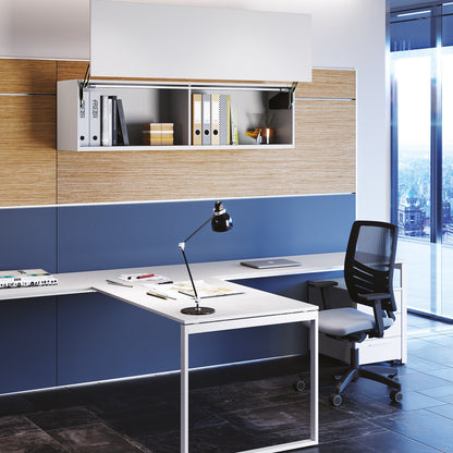 Scrivania POP SQUARE Frezza in un ufficio direzionale con boiserie in legno