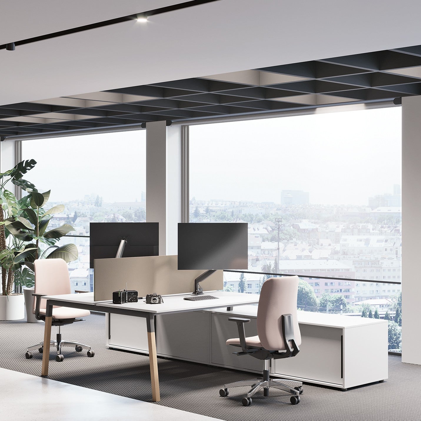 Scrivanie POP WOODY Frezza affiancate in un ufficio con grandi vetrate