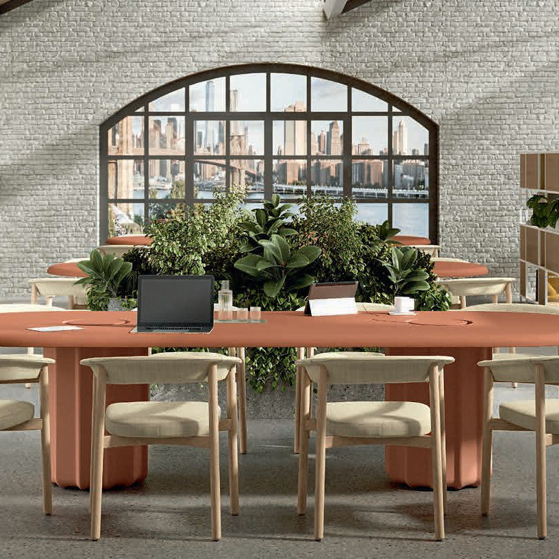 Tavolo riunione ovale SABREE Frezza arancio polvere in uno spazio di coworking