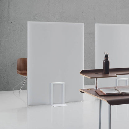 Divisori PLI OVERSIZE Caimi grigio chiaro accanto alle scrivanie